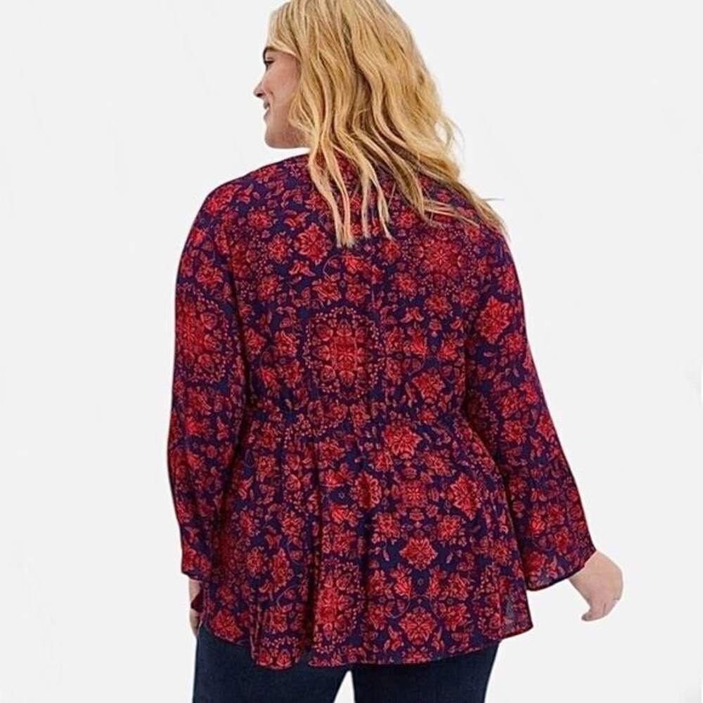 Torrid Babydoll Red Blue Floral Crochet Trim V-Neck Lace Up Top Blouse size 2 2X - Picture 3 of 8